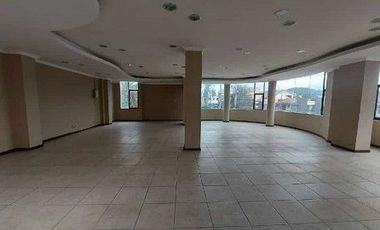 Edificio comercial rentero de venta en Cuenca Ecuador a una cuadra del cementerio Av Huaynacapac