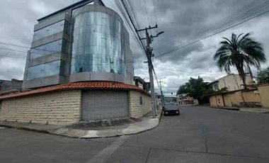 Edificio comercial rentero de venta en Cuenca Ecuador a una cuadra del cementerio Av Huaynacapac