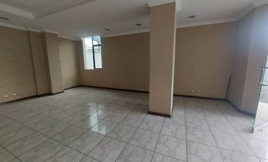 Edificio comercial rentero de venta en Cuenca Ecuador a una cuadra del cementerio Av Huaynacapac