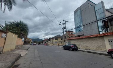 Edificio comercial rentero de venta en Cuenca Ecuador a una cuadra del cementerio Av Huaynacapac