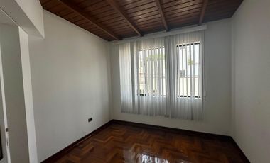 ALQUILO CASA DOS PLANTAS EN SAN ISIDRO