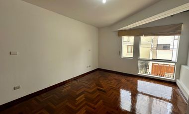 ALQUILO CASA DOS PLANTAS EN SAN ISIDRO