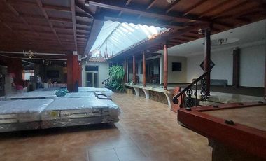 PROPIEDAD COMERCIAL DE VENTA A 100 METROS DE LA AVE REMIGIO CRESPO Y AVE SOLANO, IDEAL PARA PLAZAS COMERCIALES, O EDIFICIOS, CLINICAS