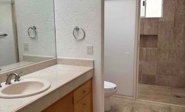 RENTA de Casa en Priv . en esquina Zona  Valle en San Pedro Garza , Garcia NL