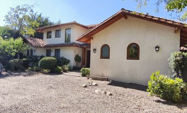 CASA EN CONDOMINIO LAS PIRCAS DE CHICUREO, COLINA (AV. SANTA FILOMENA), 369/1.562 M2, 5D, 4B, SERVICIOS, TERRAZAS, HERMOSO JARDIN, EXCELENTE PISCINA