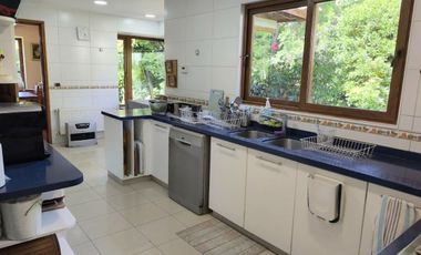 CASA EN CONDOMINIO LAS PIRCAS DE CHICUREO, COLINA (AV. SANTA FILOMENA), 369/1.562 M2, 5D, 4B, SERVICIOS, TERRAZAS, HERMOSO JARDIN, EXCELENTE PISCINA