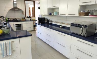 CASA EN CONDOMINIO LAS PIRCAS DE CHICUREO, COLINA (AV. SANTA FILOMENA), 369/1.562 M2, 5D, 4B, SERVICIOS, TERRAZAS, HERMOSO JARDIN, EXCELENTE PISCINA