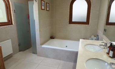 CASA EN CONDOMINIO LAS PIRCAS DE CHICUREO, COLINA (AV. SANTA FILOMENA), 369/1.562 M2, 5D, 4B, SERVICIOS, TERRAZAS, HERMOSO JARDIN, EXCELENTE PISCINA