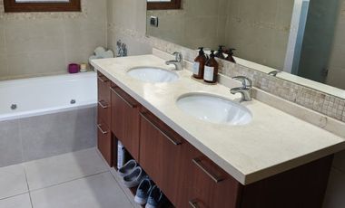 CASA EN CONDOMINIO LAS PIRCAS DE CHICUREO, COLINA (AV. SANTA FILOMENA), 369/1.562 M2, 5D, 4B, SERVICIOS, TERRAZAS, HERMOSO JARDIN, EXCELENTE PISCINA