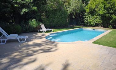 CASA EN CONDOMINIO LAS PIRCAS DE CHICUREO, COLINA (AV. SANTA FILOMENA), 369/1.562 M2, 5D, 4B, SERVICIOS, TERRAZAS, HERMOSO JARDIN, EXCELENTE PISCINA