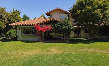 CASA EN CONDOMINIO LAS PIRCAS DE CHICUREO, COLINA (AV. SANTA FILOMENA), 369/1.562 M2, 5D, 4B, SERVICIOS, TERRAZAS, HERMOSO JARDIN, EXCELENTE PISCINA