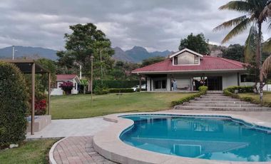 Quinta vacacional con piscina de venta en yunguilla Santa Isabel sector Malapamba a 5 min de la vía principal