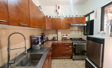 CASA MUY ILUMINADA, IDEAL PARA UNA FAMILIA GRANDE, CON DEPARTAMENTO TIPO LOFT  Y OFICINA INDEPENDIENTES