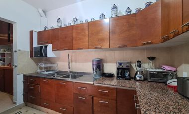 CASA MUY ILUMINADA, IDEAL PARA UNA FAMILIA GRANDE, CON DEPARTAMENTO TIPO LOFT  Y OFICINA INDEPENDIENTES