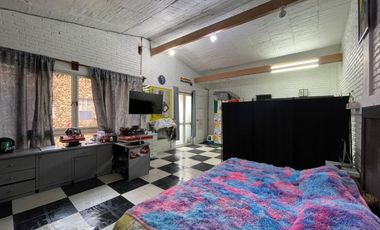 CASA MUY ILUMINADA, IDEAL PARA UNA FAMILIA GRANDE, CON DEPARTAMENTO TIPO LOFT  Y OFICINA INDEPENDIENTES