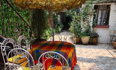 CASA MUY ILUMINADA, IDEAL PARA UNA FAMILIA GRANDE, CON DEPARTAMENTO TIPO LOFT  Y OFICINA INDEPENDIENTES