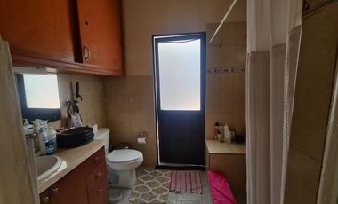 CASA MUY ILUMINADA, IDEAL PARA UNA FAMILIA GRANDE, CON DEPARTAMENTO TIPO LOFT  Y OFICINA INDEPENDIENTES