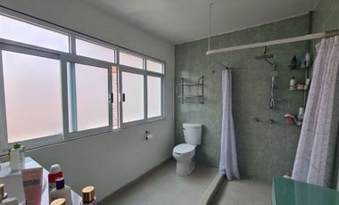 CASA MUY ILUMINADA, IDEAL PARA UNA FAMILIA GRANDE, CON DEPARTAMENTO TIPO LOFT  Y OFICINA INDEPENDIENTES