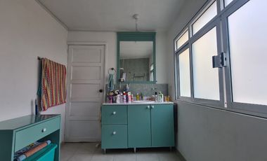 CASA MUY ILUMINADA, IDEAL PARA UNA FAMILIA GRANDE, CON DEPARTAMENTO TIPO LOFT  Y OFICINA INDEPENDIENTES