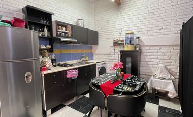CASA MUY ILUMINADA, IDEAL PARA UNA FAMILIA GRANDE, CON DEPARTAMENTO TIPO LOFT  Y OFICINA INDEPENDIENTES
