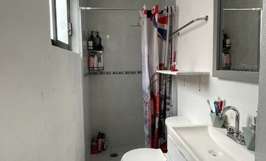 CASA MUY ILUMINADA, IDEAL PARA UNA FAMILIA GRANDE, CON DEPARTAMENTO TIPO LOFT  Y OFICINA INDEPENDIENTES