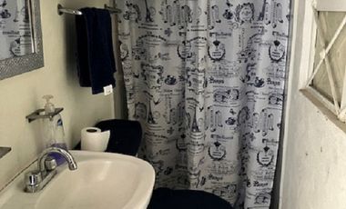 CASA MUY ILUMINADA, IDEAL PARA UNA FAMILIA GRANDE, CON DEPARTAMENTO TIPO LOFT  Y OFICINA INDEPENDIENTES