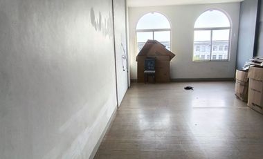 Di Sewakan Ruko Colosseum di Green Lake City - (UMI070)