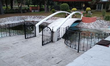 Casa amplia con áreas verdes