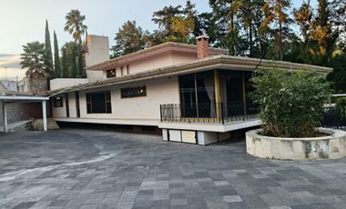 Casa amplia con áreas verdes