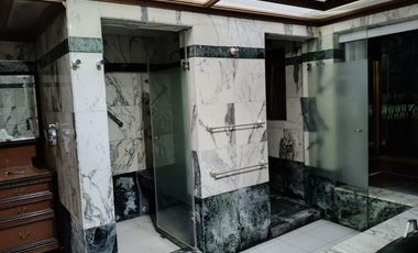 Casa amplia con áreas verdes