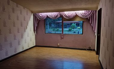 Casa amplia con áreas verdes