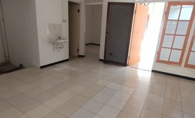 Sewa Rumah 1,5LT, Gress Siap Huni, row jalan lebar, lokasi strategis