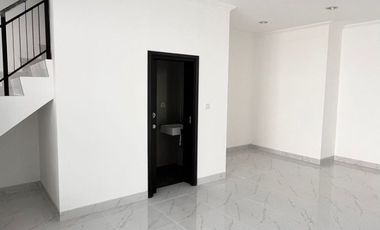 DISEWAKAN RUMAH CLUSTER BARU BUKIT NIRMALA PIK 2