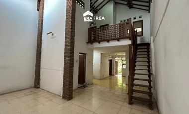 RUMAH DIJUAL DI SOLO DEKAT PLAZA SINGOSAREN PASAR KEMBANG