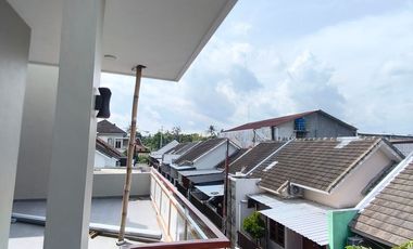 Jual Rumah Baru 2 Lantai dalam Perumahan Jogja, Utara Kampus UGM ; 2 carport