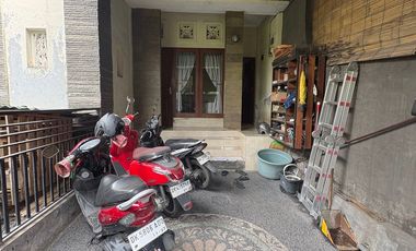 Rumah 2 Lantai dekat Jalan Utama Dijual, di Gn Catur, Denpasar Area