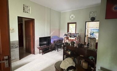 Rumah 2 Lantai dekat Jalan Utama Dijual, di Gn Catur, Denpasar Area