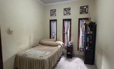 Rumah 2 Lantai dekat Jalan Utama Dijual, di Gn Catur, Denpasar Area