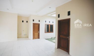 RUMAH DIJUAL DI SOLO BARAT COLOMADU DEKAT DE TJOLOMADOE