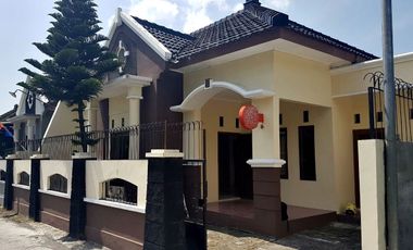 RUMAH DIJUAL DI SOLO BARAT COLOMADU DEKAT DE TJOLOMADOE