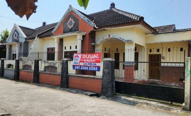 RUMAH DIJUAL DI SOLO BARAT COLOMADU DEKAT DE TJOLOMADOE