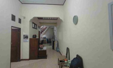 Disewakan Cepat Rumah Siap Huni & Ngantor di Tebet Barat, Strategis, dekat TOL dan Stasiun