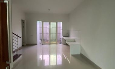 Disewakan Rumah 2 Lantai - 3 Kamar tidur -  Grand Harvest Wiyung