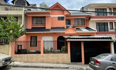 Se vende casa en Azogues, frente al colegio Luis C
