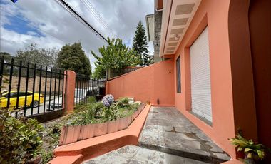Se vende casa en Azogues, frente al colegio Luis C