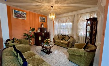 Se vende casa en Azogues, frente al colegio Luis C