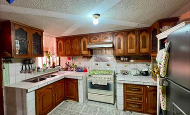 Se vende casa en Azogues, frente al colegio Luis C