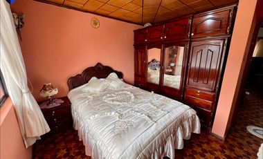 Se vende casa en Azogues, frente al colegio Luis C