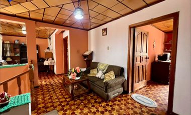 Se vende casa en Azogues, frente al colegio Luis C