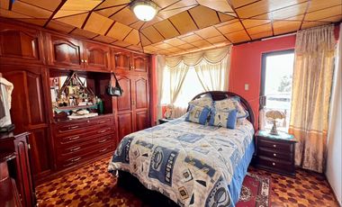 Se vende casa en Azogues, frente al colegio Luis C